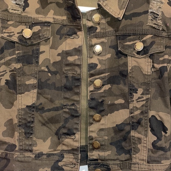 Fashion nova camo distressed denim jacket - Picture 3 of 5